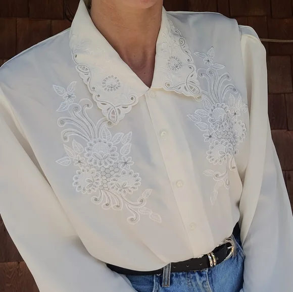 Beautiful white blouse - Picture 3 of 7